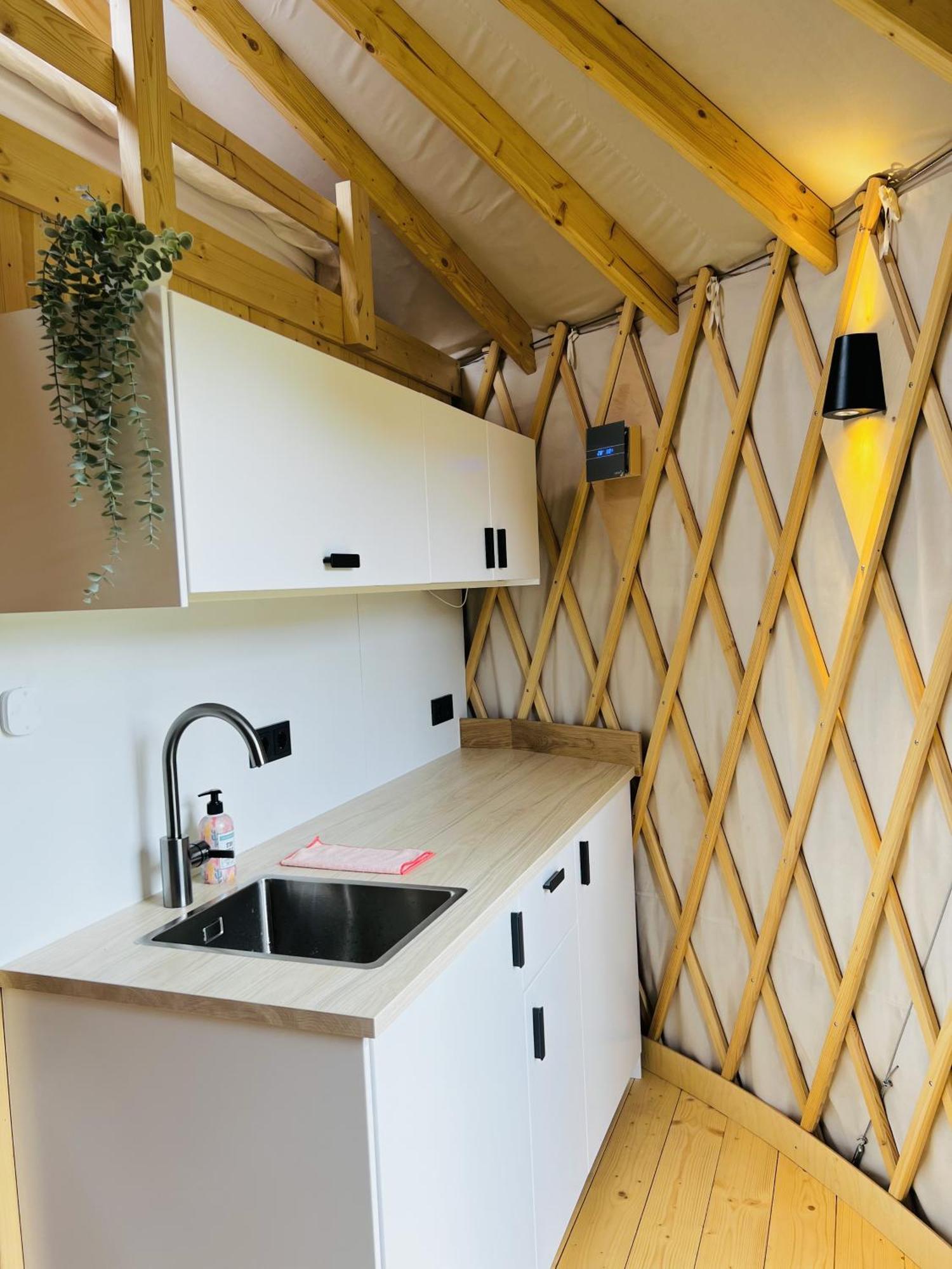 Magnolia Hoeve - Unieke Bestemming Voor Paardenliefhebbers En Bijzondere Overnachtingen In De Natuur Ledeacker Extérieur photo